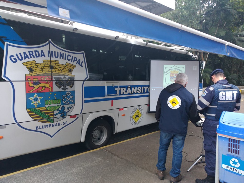 Ônibus-cinema da Escola Pública de Trânsito participa de SIPAT em empresa centenária de Blumenau