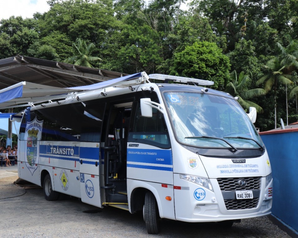 Ônibus-cinema estará em três escolas esta semana 
