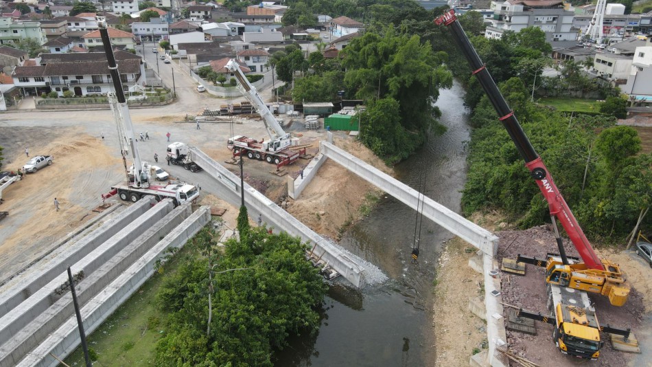 Operação de lançamento das vigas da Ponte da Rua Anchieta continua nesta terça-feira