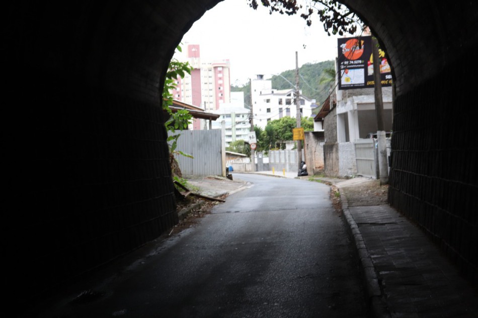 Município realiza reparos no pavimento do túnel da Rua Vitório Alcântara neste sábado
