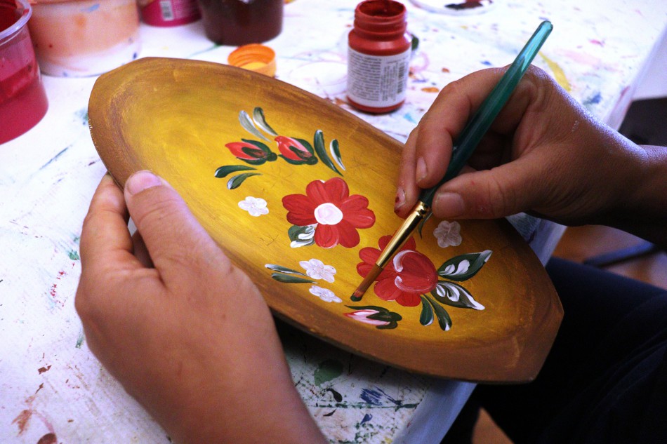 Sandra Bugmann ministra oficina de Pintura Bauernmalerei
