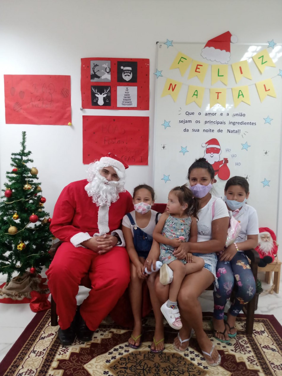 Crianças e adolescentes participam da festa de Natal do Cras da Velha