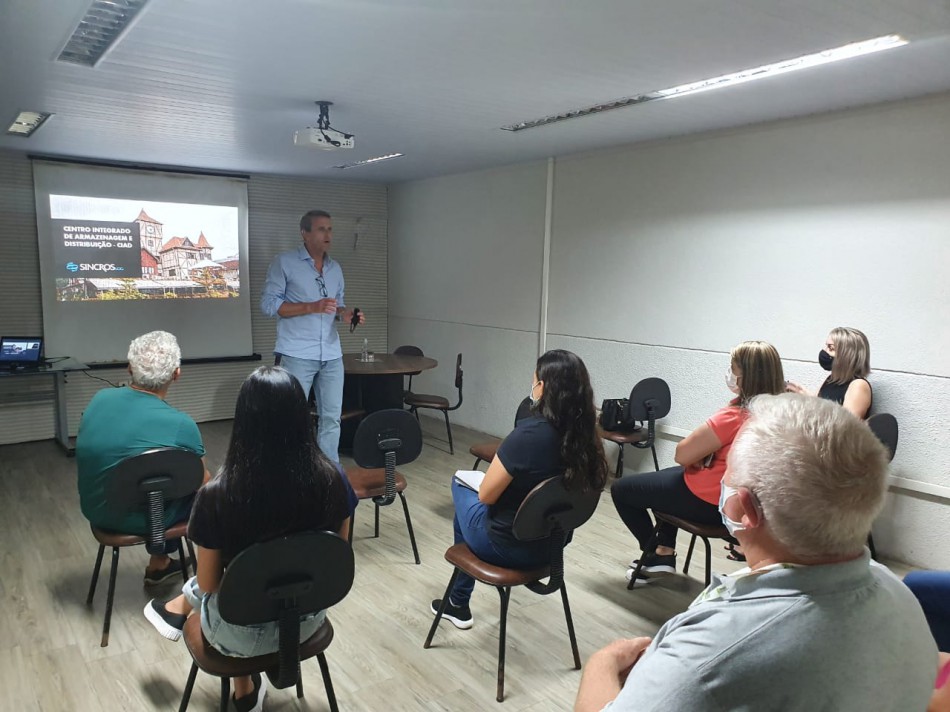 Observatório Social paranaense conhece logística de suprimentos da Prefeitura