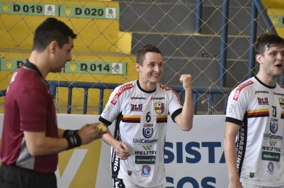 Blumenau Futsal empata e só depende dele para chegar aos playoffs da LNF