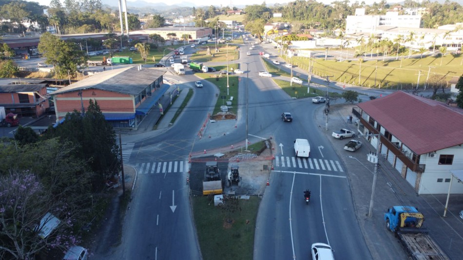 Rotatória em implantação no Salto Norte ampliará agilidade no trânsito 