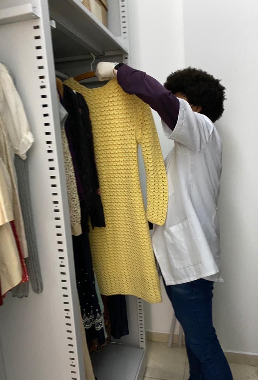 Museu conserva roupas históricas em novos móveis