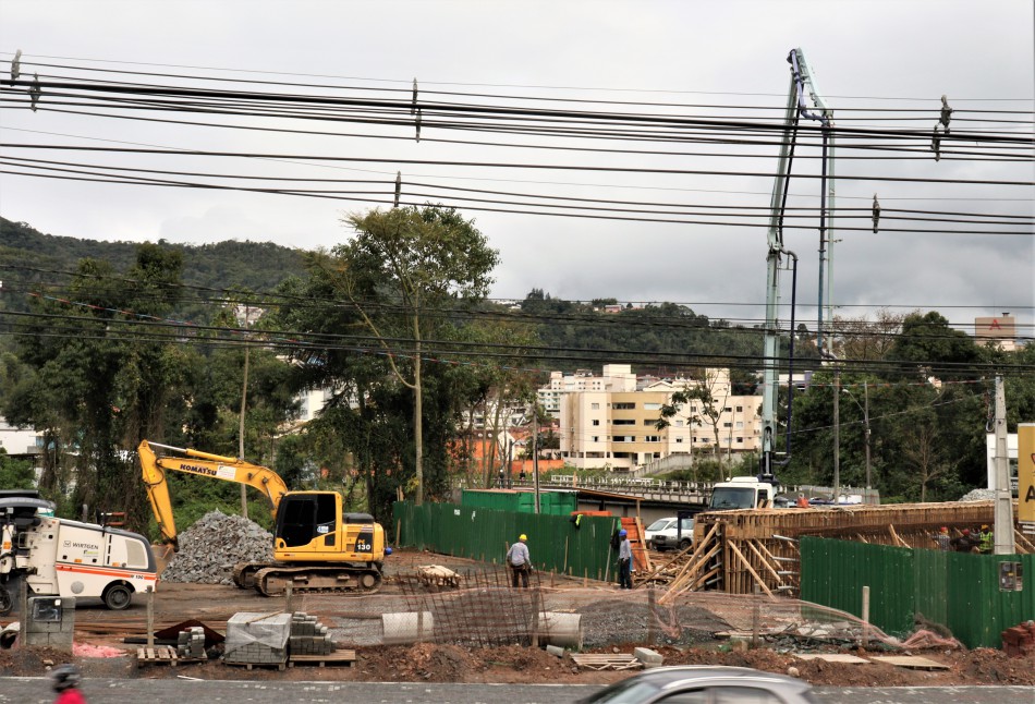 Ponte da Rua Gertrud Metzger tem a primeira viga concretada nesta segunda-feira