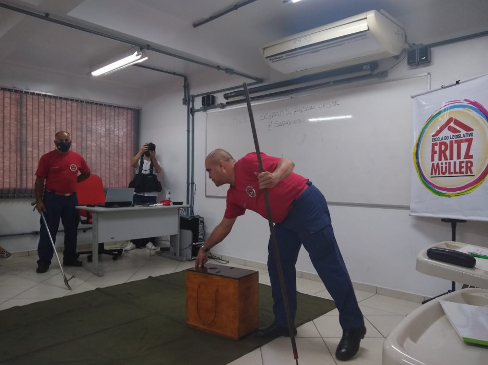 Agentes de Defesa Civil recebem capacitação sobre animais peçonhentos 
