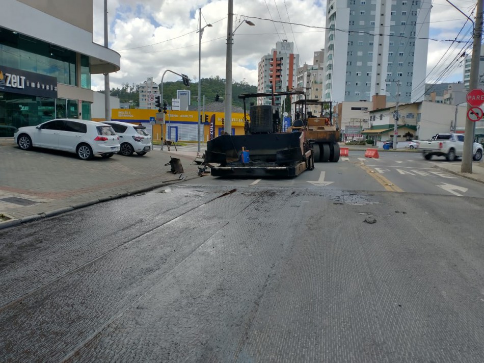 Revitalização da Rua Marechal Deodoro inicia etapa de pavimentação asfáltica 