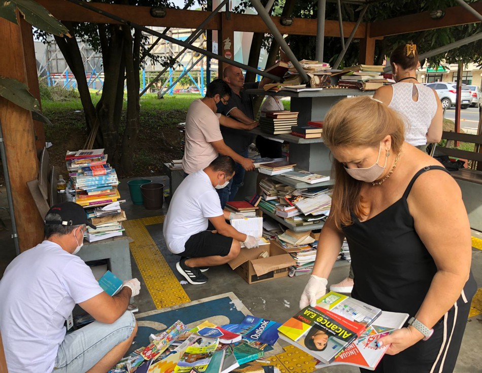 Operação limpeza renova acervo da Praça da Leitura