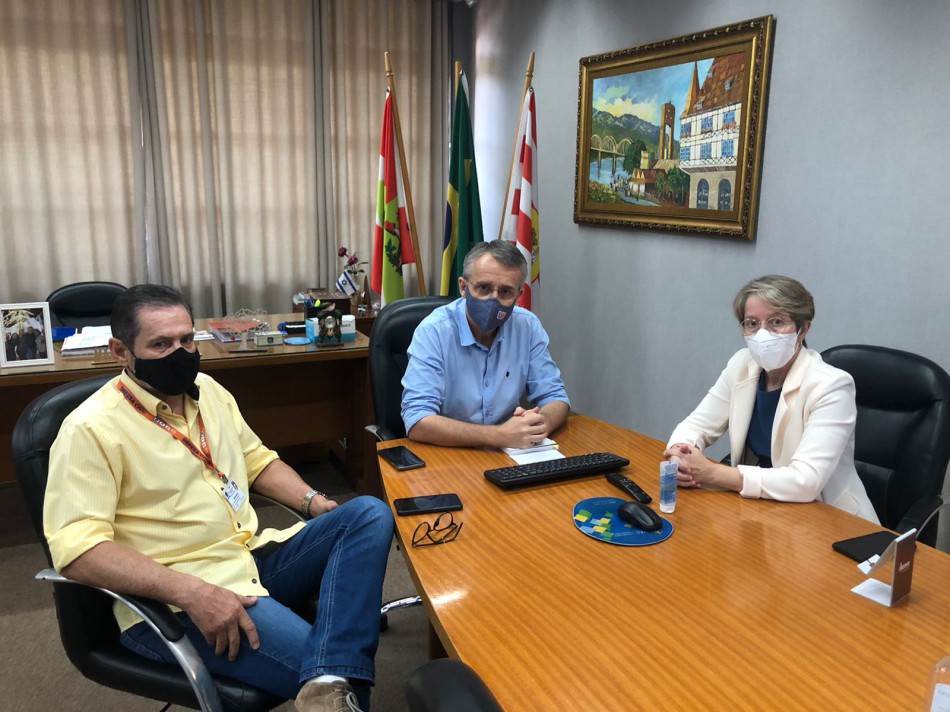 Blumenau se coloca à disposição de Petrópolis após catástrofe 