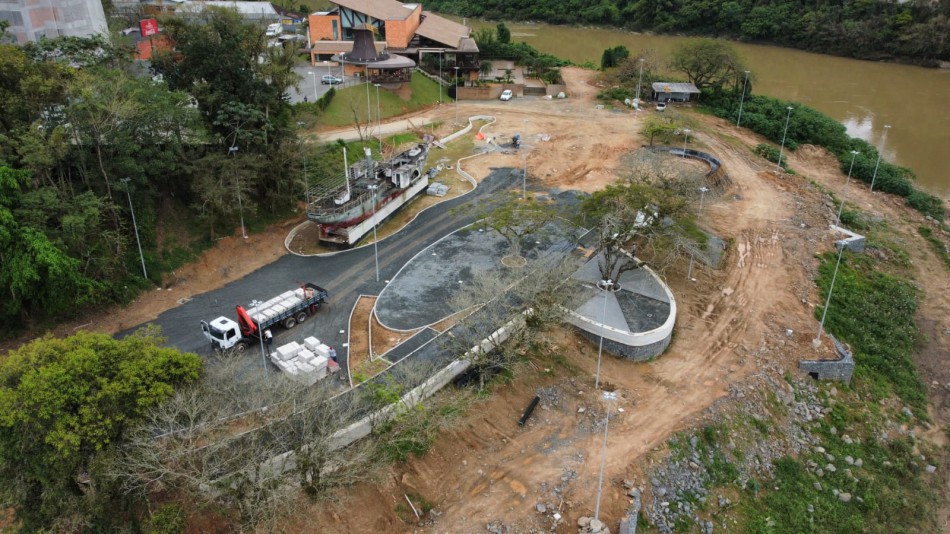 Inicia colocação de pavers na obra de revitalização da Prainha 