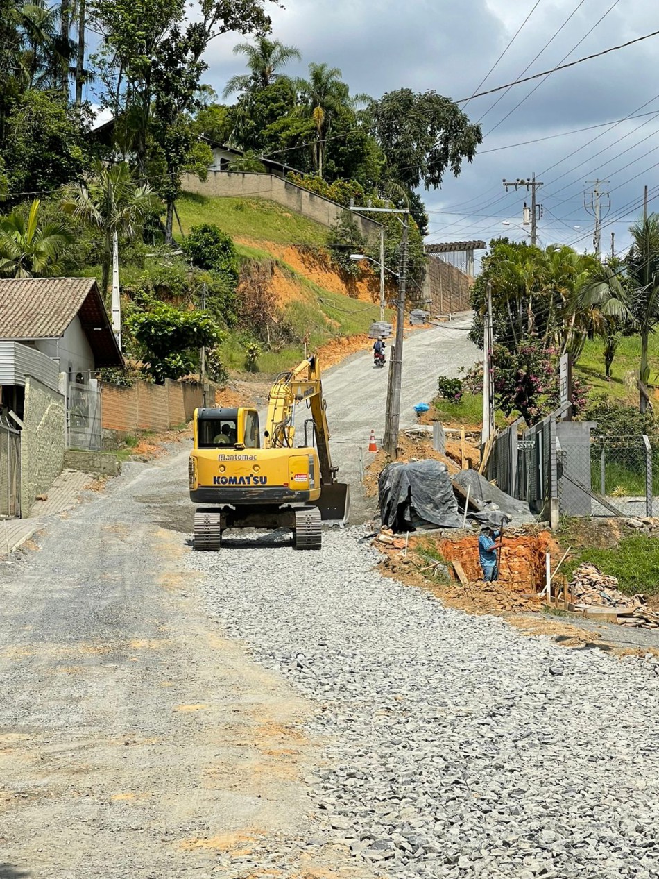 Prefeitura inicia pavimentação da Rua Marconi no bairro Itoupavazinha 