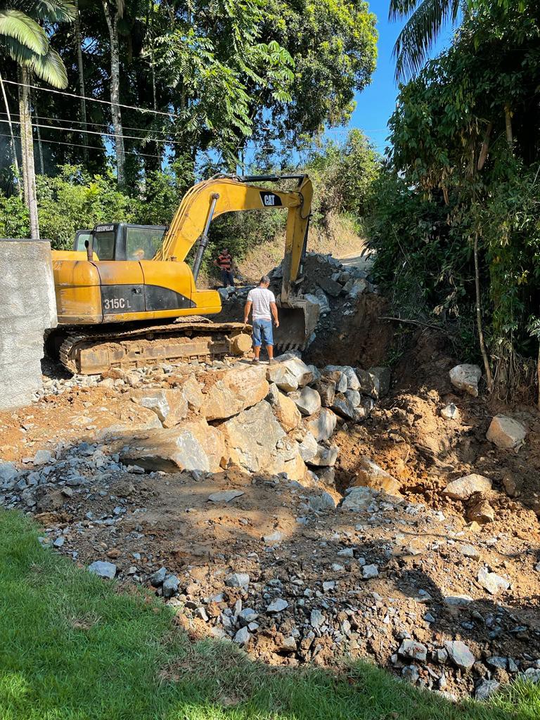 Prefeitura realiza obra de enrocamento na Rua Frieda Krueger 