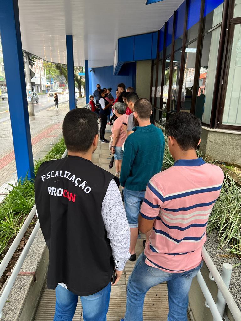 Procon de Blumenau notifica estabelecimentos bancários sobre filas de espera