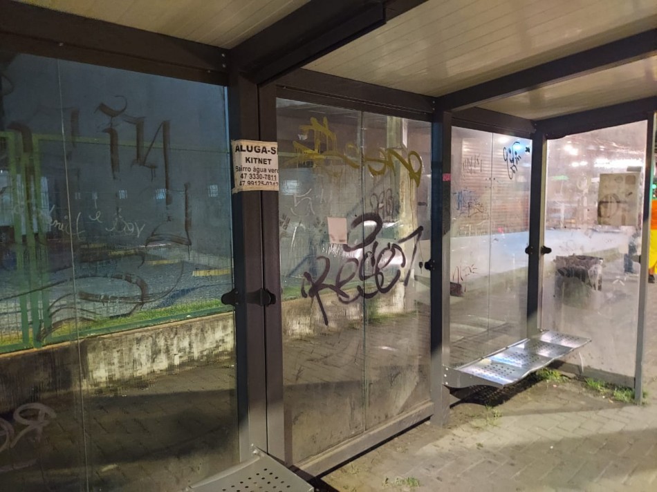 Seterb identifica responsáveis por vandalismo em pontos de ônibus