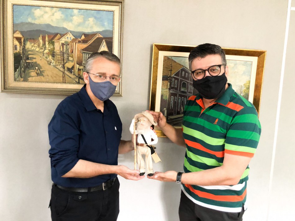 Prefeito recebe artesanato em homenagem a Fritz Müller