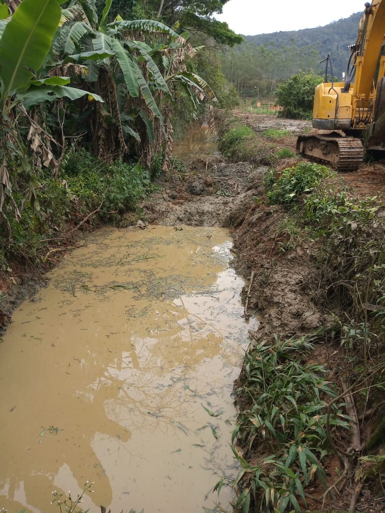 Seurb realiza limpeza em ribeirões na Itoupava Central