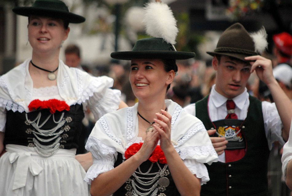 Oktoberfest chega com folclore e música nas ruas