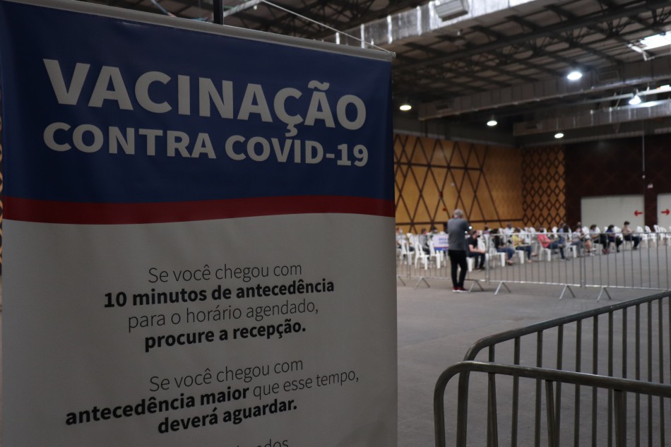 Blumenau reabre agendamento do reforço da vacina contra a Covid-19 para trabalhadores da saúde