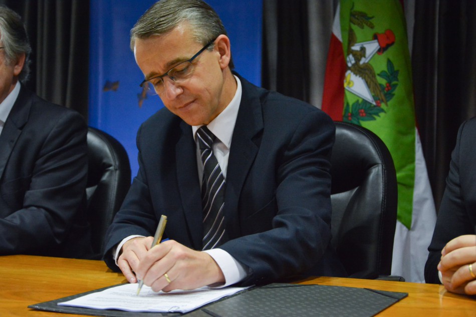 Mário Hildebrandt assina convênio para a construção do Centro de Convenções de Blumenau