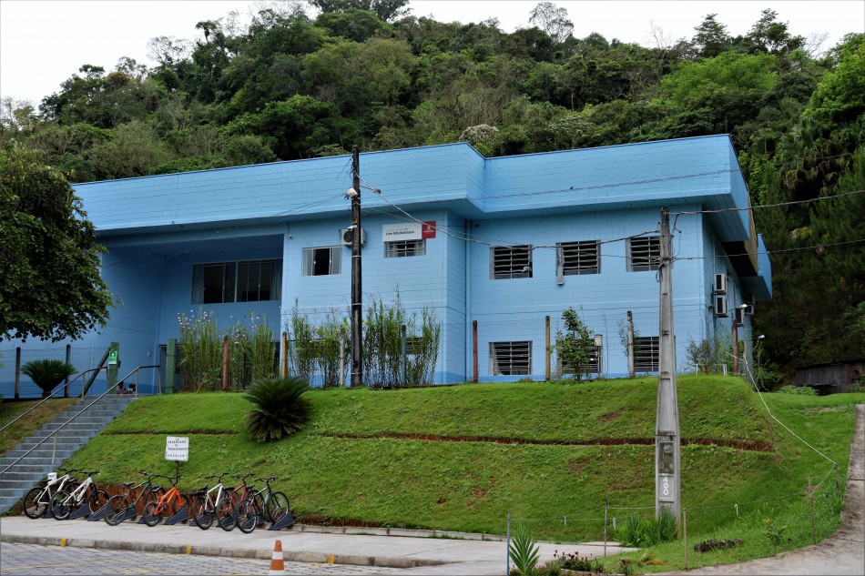 Prefeito assina ordem de serviço para reforma da cobertura da EBM Lore Sita Bollmann