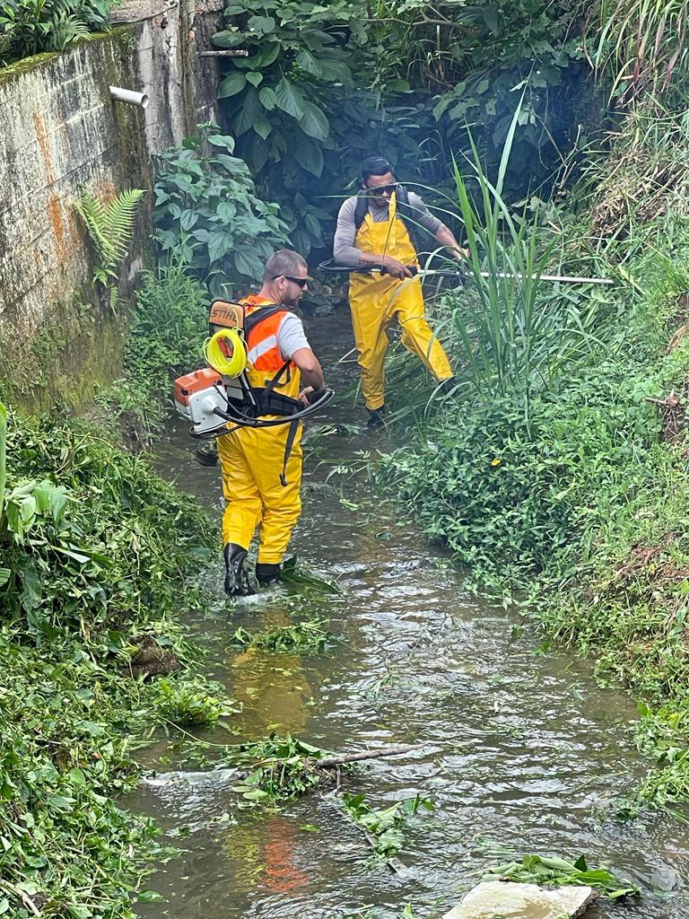 Bairro Da Glória é contemplado com serviço de limpeza de ribeirão 