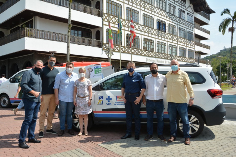 Prefeitura de Blumenau entrega duas ambulâncias novas para o SAMU