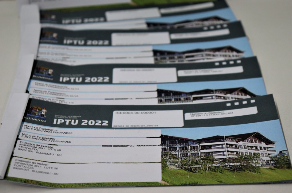 Prefeitura de Blumenau inicia distribuição de carnês do IPTU 2022