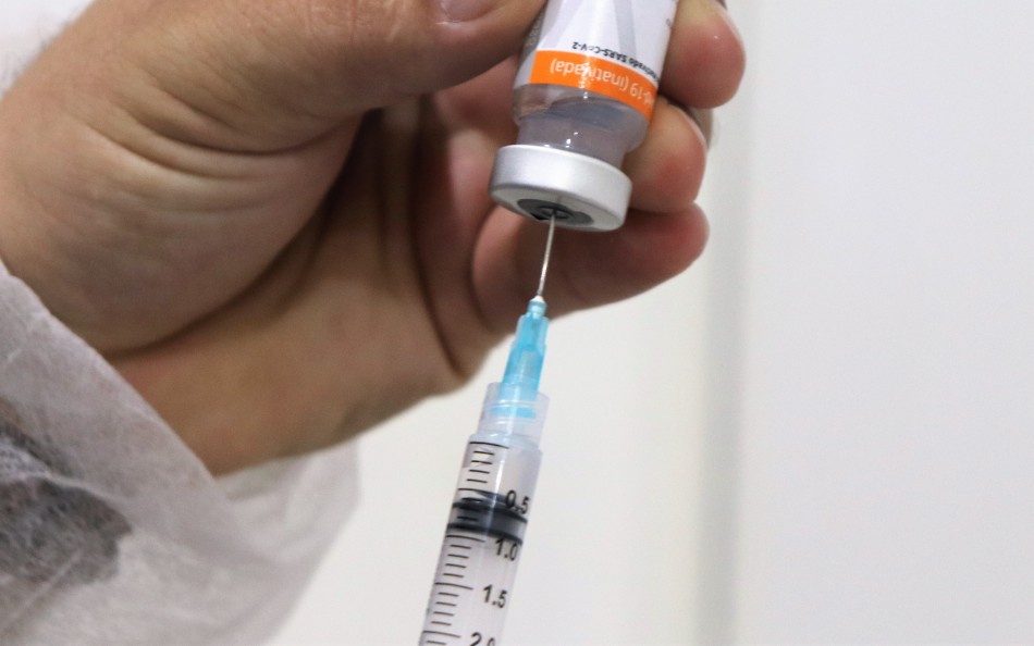 Ministério da Saúde confirma manutenção da eficácia em 48 mil doses de vacina contra Covid-19