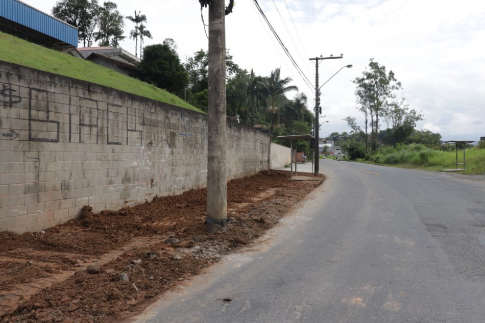 Prefeitura inicia obra de implantação de calçadas no acesso ao Parque das Itoupavas 