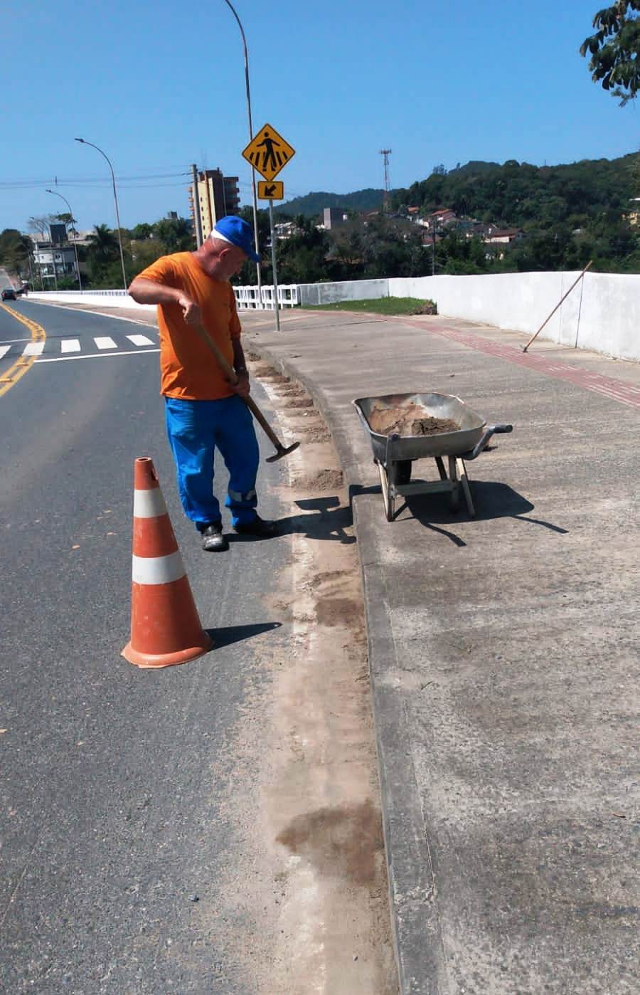 Seurb realiza trabalho de limpeza e lavação em pontes da cidade 