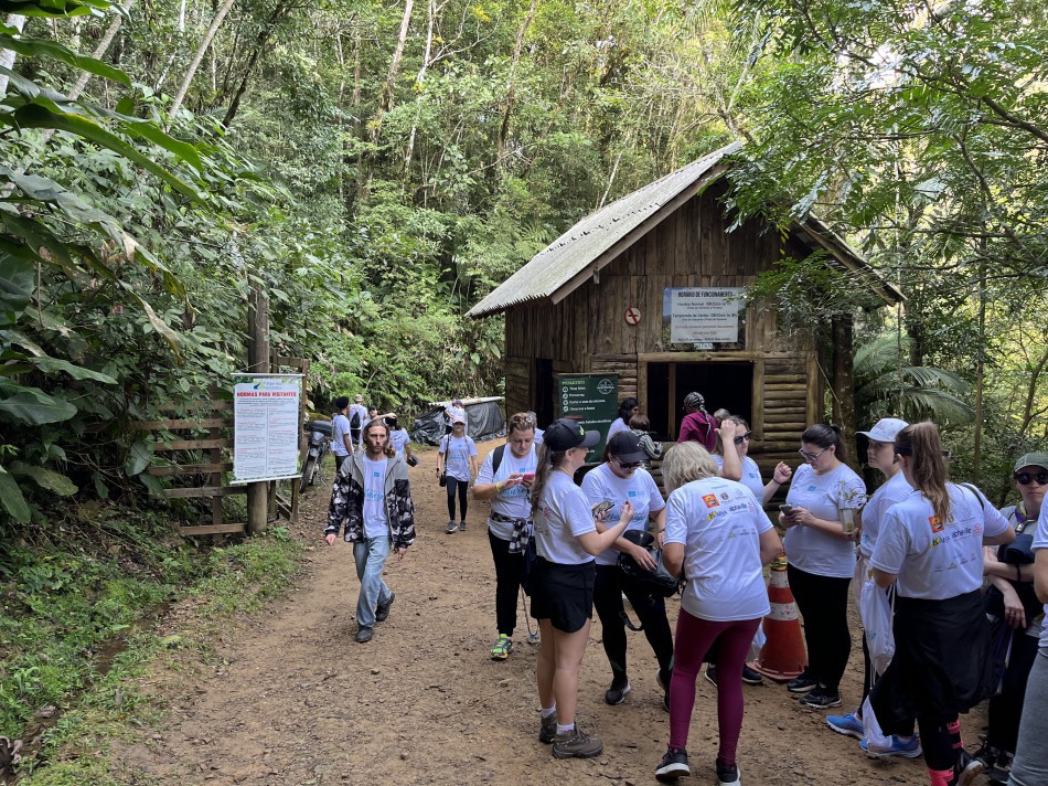 Mais de 200 pessoas participaram da Caminhada das Nascentes em Blumenau
