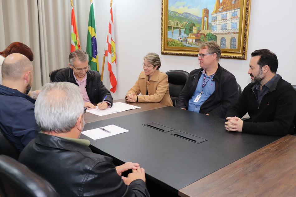 Prefeito assina ordem de serviço para reforma da Ponte Desembargador Pedro Silva 