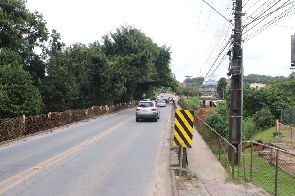 Prefeitura implanta passarela metálica a pedestres em ponte no Salto do Norte