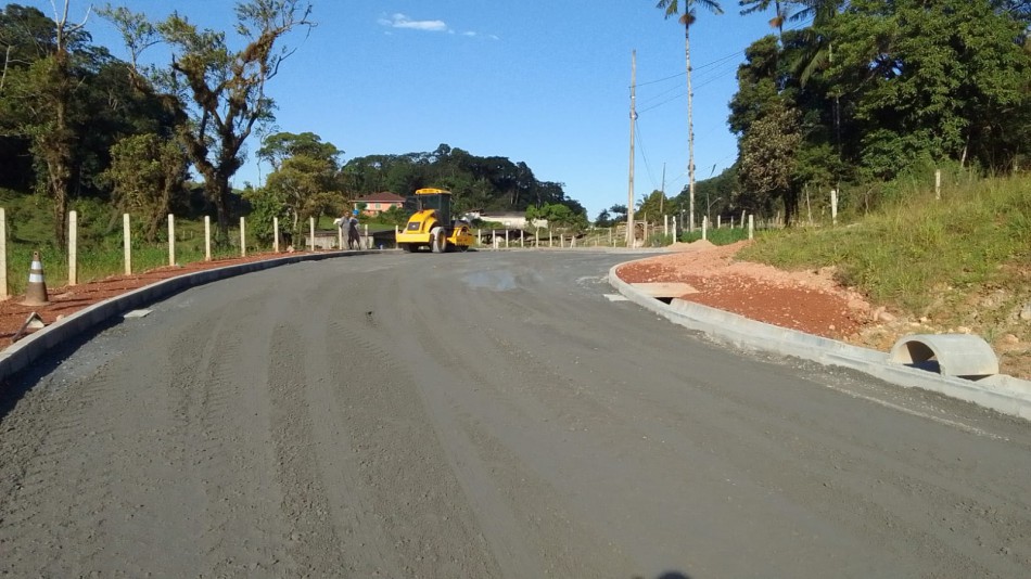 Secretaria de Obras realiza implantação do rachão e da base na Rua José Reuter 