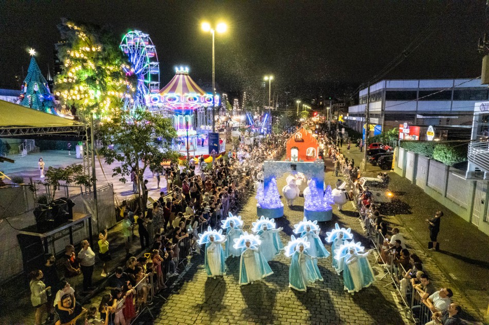 Sábado é dia de desfile de Natal na Rua Alberto Stein em Blumenau
