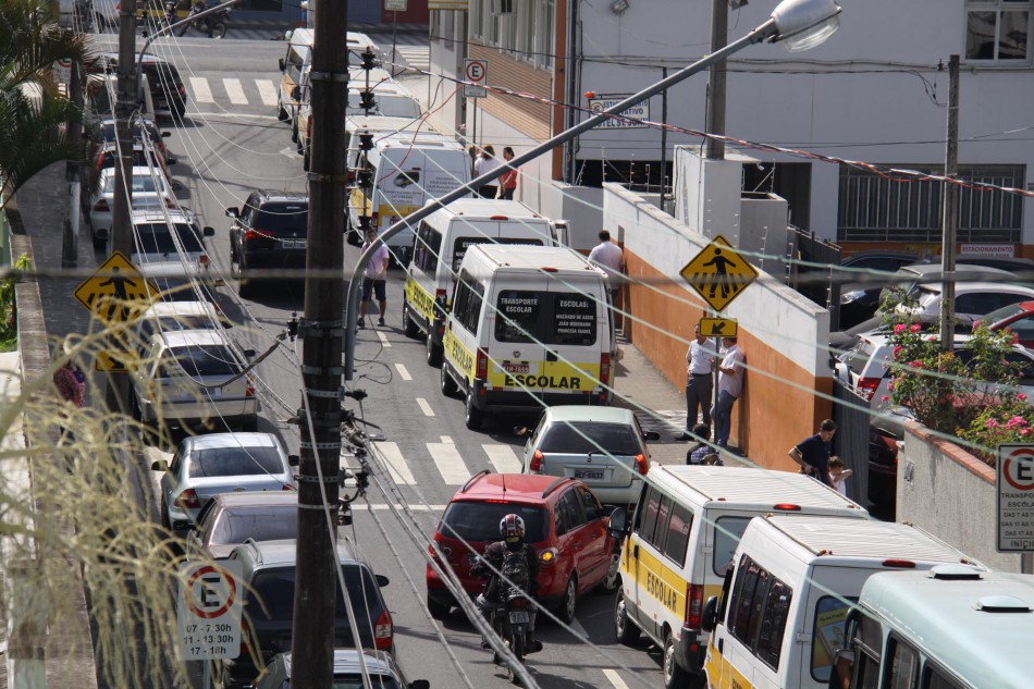 Campanha 'Transporte Legal' fiscaliza segurança nas vans escolares durante o volta às aulas