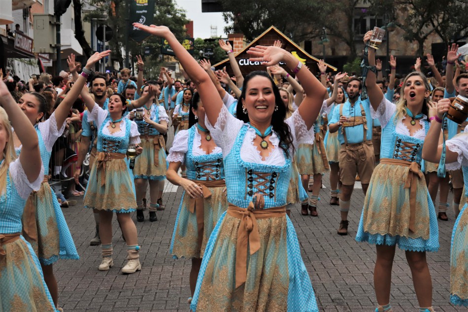 Devido à chuva, último desfile da Oktoberfest é cancelado