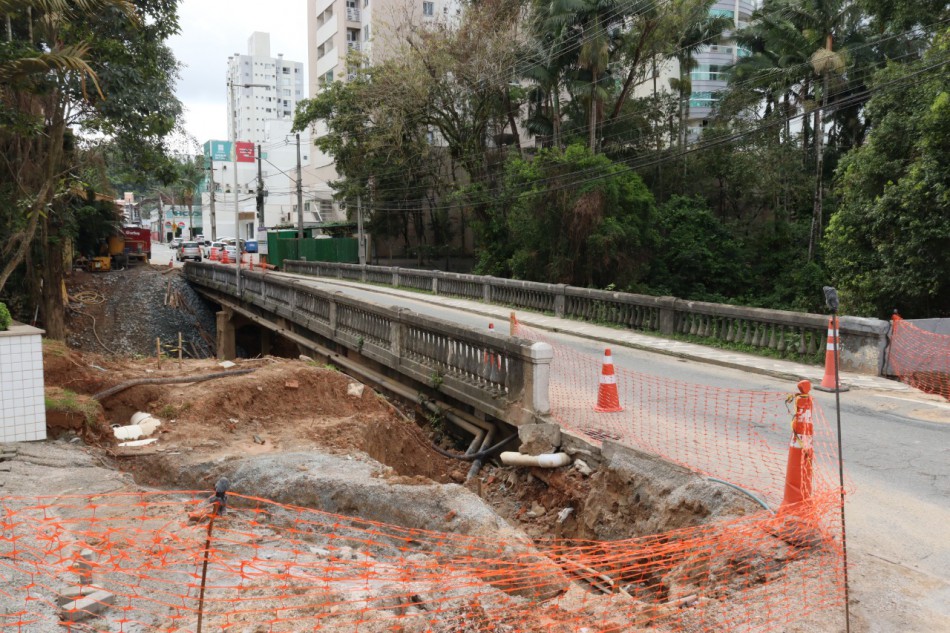 Ponte da Rua Paraíba avança e via fica interditada no fim de semana para trabalhos nas fundações da nova estrutura 
