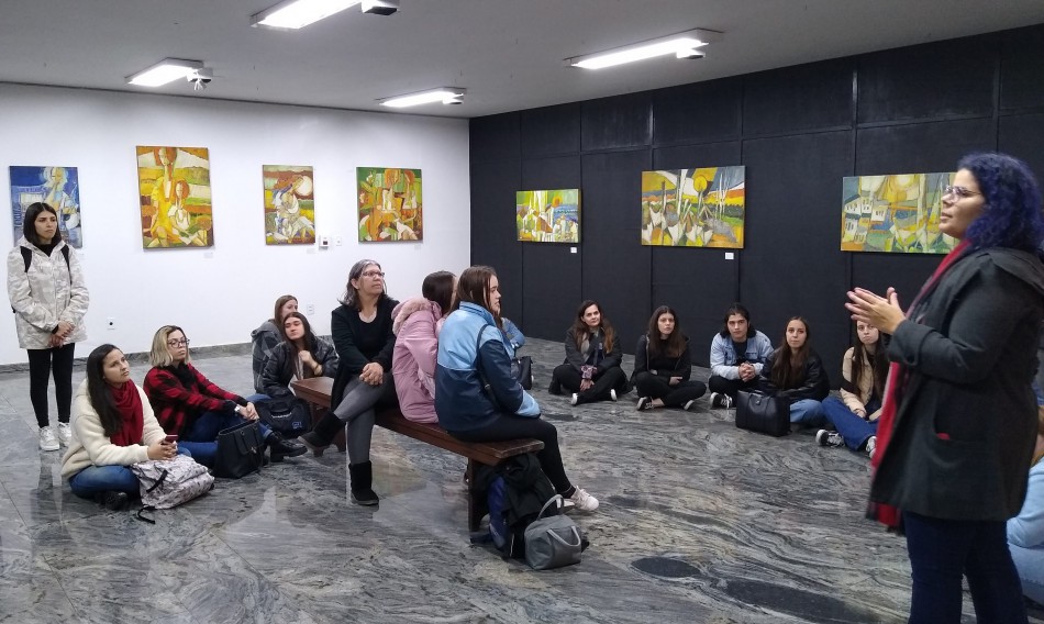 Acadêmicos da Furb participam de visita noturna ao MAB