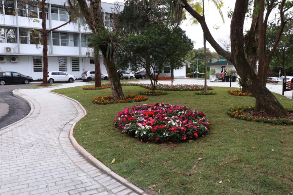 Prefeitura conclui restauro da Praça Victor Konder 