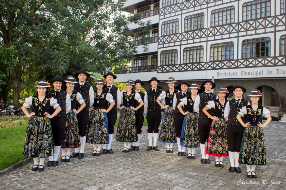 Grupo Badenfurt leva a dança folclórica aos espaços públicos