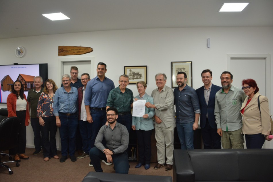 Prefeito assina ordem de serviço para ampliação da Escola nº 1