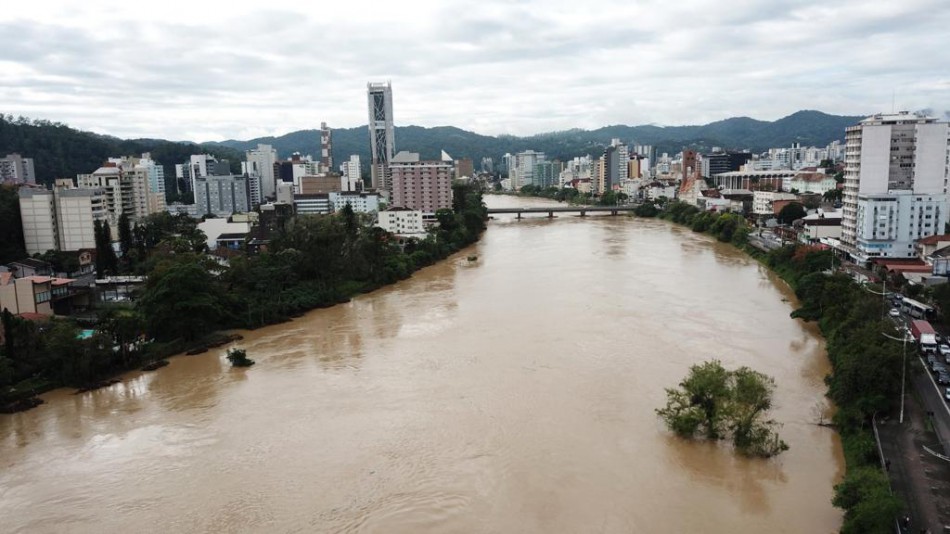 Prefeitura de Blumenau faz alerta em relação aos riscos do contato com a água da enchente