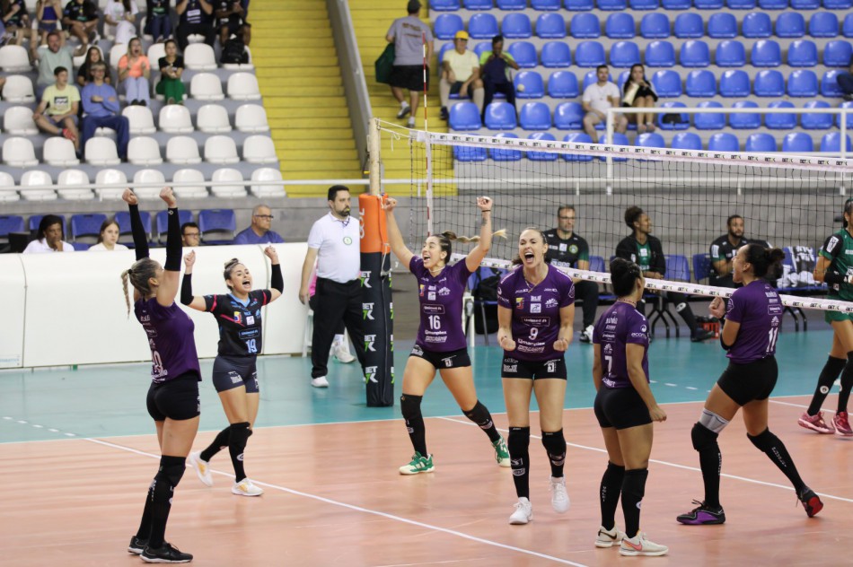 Bluvolei vence Brasília no tie-break pela Superliga Feminina