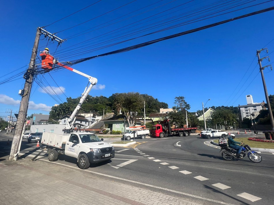 Prefeitura amplia e moderniza iluminação na rotatória da Rua Bahia