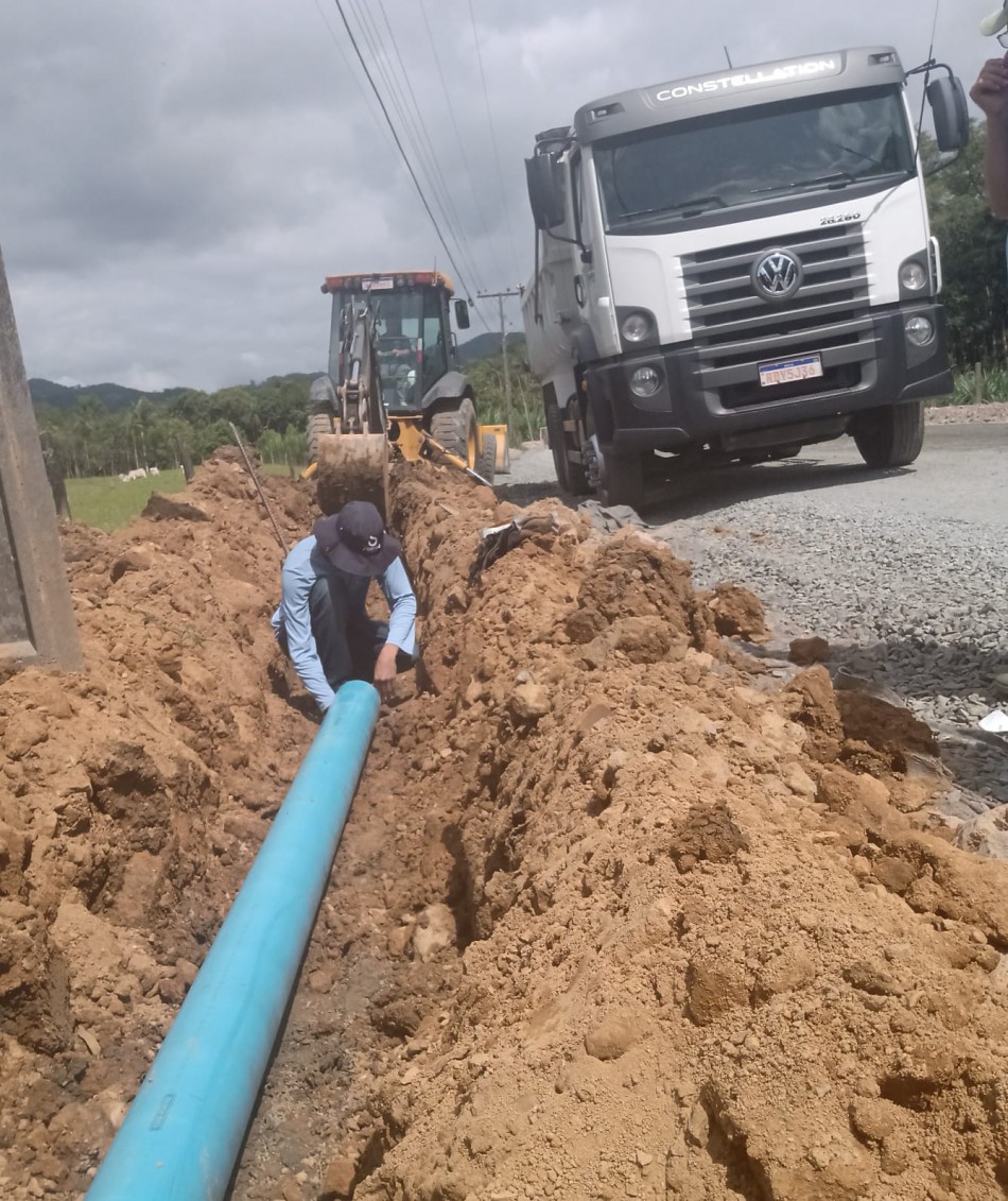 Obras de readequação da rede de abastecimento prosseguem na Rua Paulo Zingel
