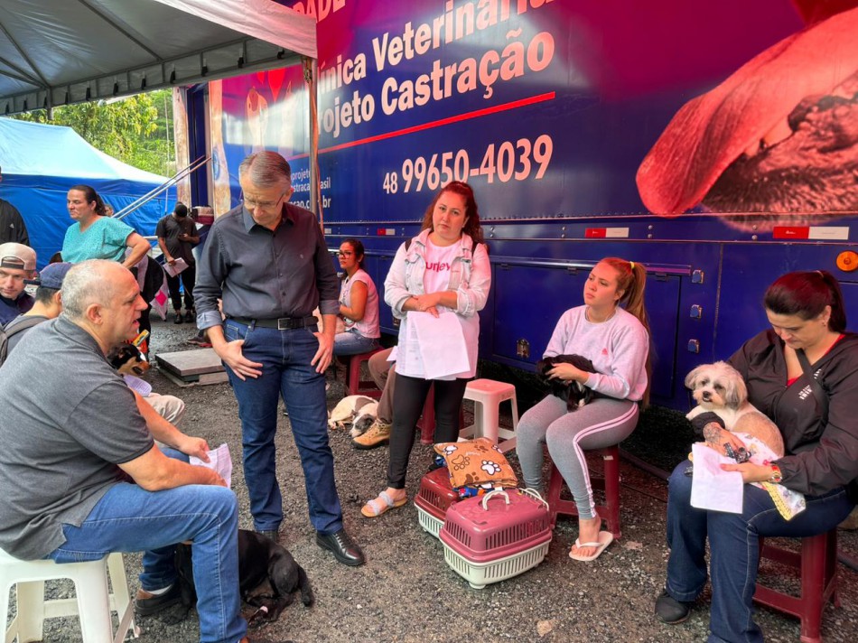 Prefeito Mário Hildebrandt acompanha último dia do mutirão de castração no Distrito do Garcia 