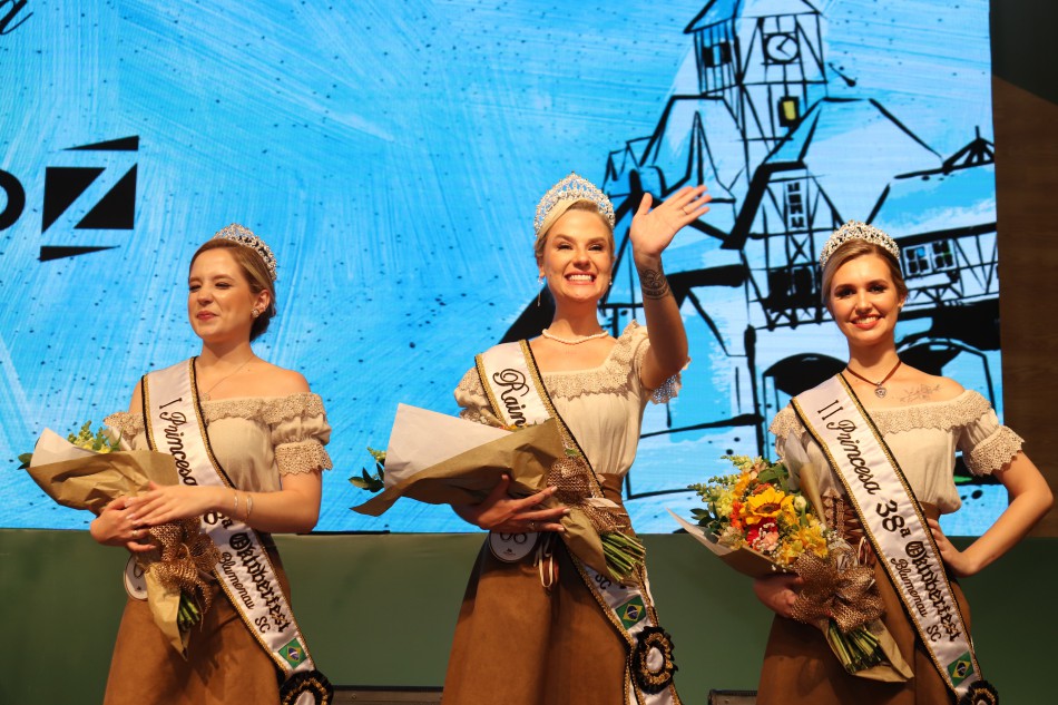 Joice Prochnow é eleita rainha da 38ª Oktoberfest